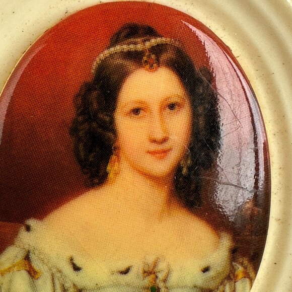 Vintage Celluloid Brooch Victorian Woman Transferware Cameo Oval 2.25" x 1.75" - Picture 2 of 9